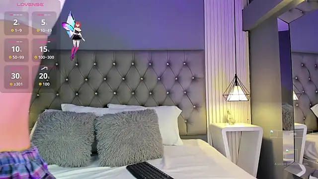 LunaBloomn online show from November 5, 2025, 5:02 pm