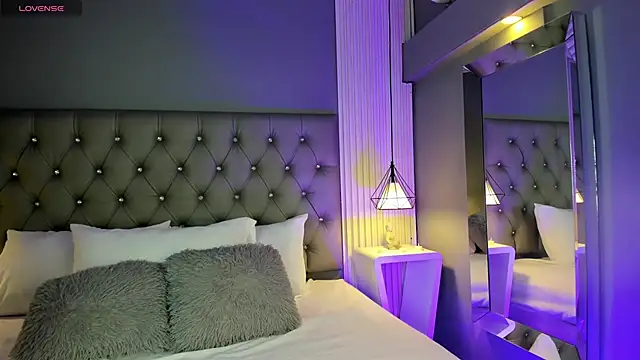 LunaBloomn online show from November 27, 2025, 5:04 pm