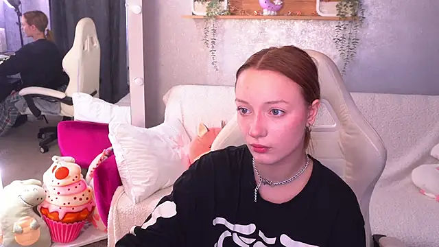 Snapshot of FoxyMayy chatting on October 10, 2025, 7:18 am FoxyMayy online show from October 10, 2025, 7:18 am