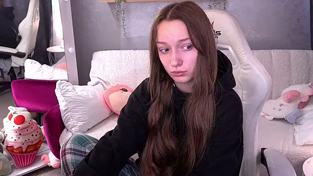 Snapshot of FoxyMayy chatting on October 24, 2025, 6:21 am FoxyMayy online show from October 24, 2025, 6:21 am