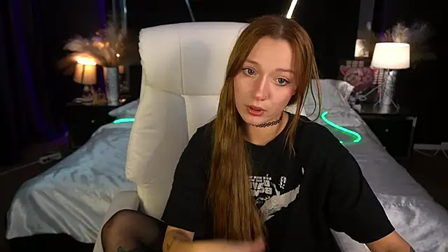 Snapshot of FoxyMayy chatting on November 7, 2025, 8:42 pm FoxyMayy online show from November 7, 2025, 8:42 pm