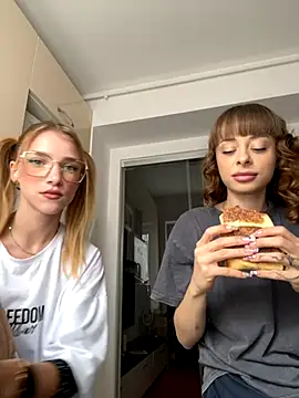 BabyBee  online show from October 12, 2025, 12:37 pm