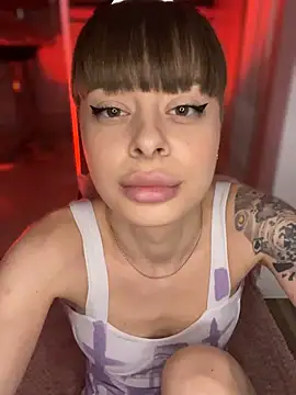 BabyBee  online show from October 31, 2025, 3:57 pm