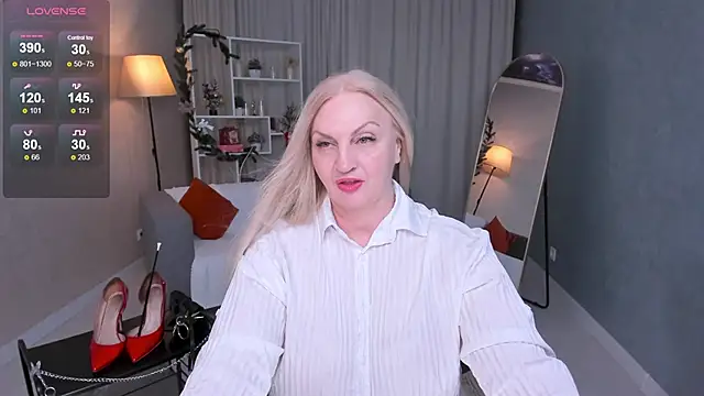 Snapshot of Nina_Devillle chatting on December 15, 2025, 2:43 pm Nina Devillle online show from December 15, 2025, 2:43 pm