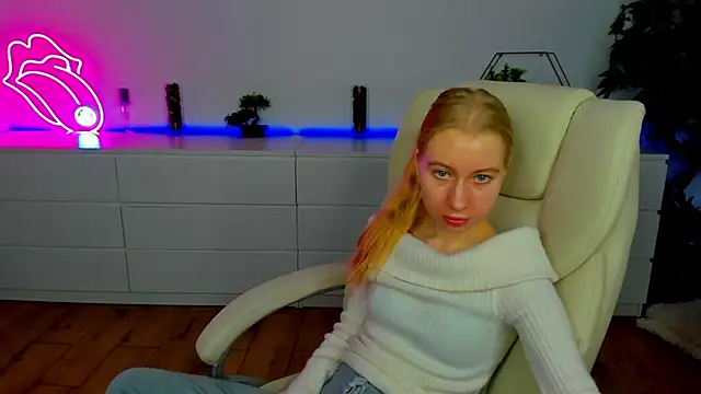 Alina Blonde online show from November 13, 2025, 6:56 am