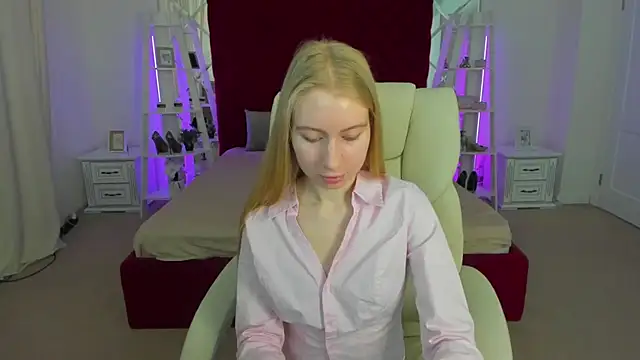 Alina Blonde online show from April 12, 2026, 6:07 am
