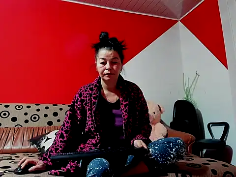 Snapshot of Soffy_Skye chatting on October 6, 2025, 4:32 am Soffy Skye online show from October 6, 2025, 4:32 am