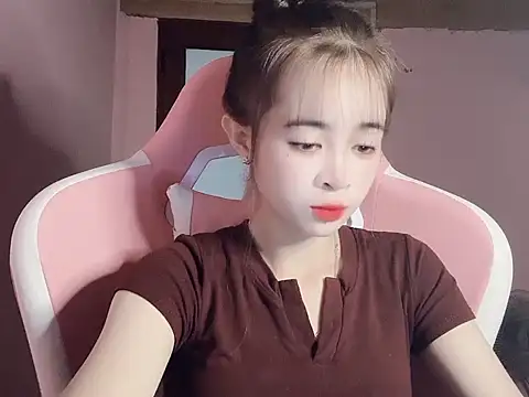 Suna7383 online show from November 12, 2025, 4:18 pm