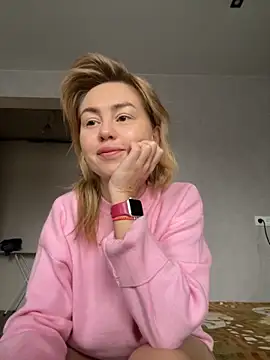 Snapshot of MartaLuna_ chatting on October 21, 2025, 9:10 am MartaLuna online show from October 21, 2025, 9:10 am