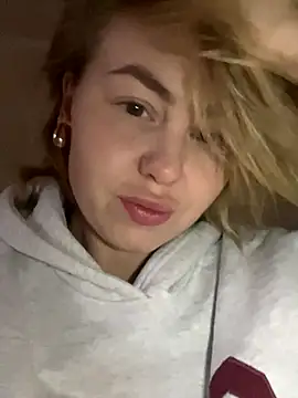 Snapshot of MartaLuna_ chatting on October 22, 2025, 12:16 pm MartaLuna online show from October 22, 2025, 12:16 pm