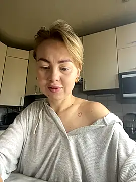 Snapshot of MartaLuna_ chatting on October 26, 2025, 8:31 am MartaLuna online show from October 26, 2025, 8:31 am