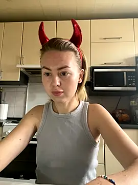 Snapshot of MartaLuna_ chatting on October 28, 2025, 8:40 am MartaLuna online show from October 28, 2025, 8:40 am