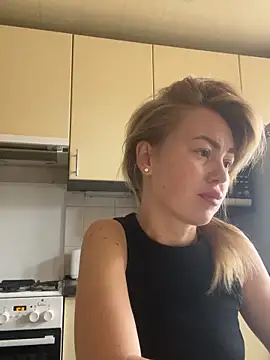 Snapshot of MartaLuna_ chatting on October 29, 2025, 7:21 am MartaLuna online show from October 29, 2025, 7:21 am