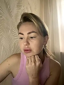 Snapshot of MartaLuna_ chatting on November 4, 2025, 8:35 am MartaLuna online show from November 4, 2025, 8:35 am