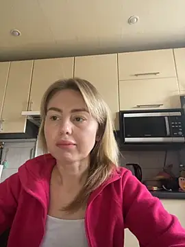 Snapshot of MartaLuna_ chatting on November 5, 2025, 9:53 am MartaLuna online show from November 5, 2025, 9:53 am