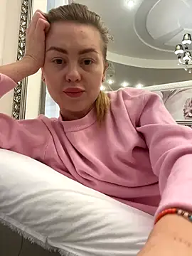 Snapshot of MartaLuna_ chatting on November 7, 2025, 10:48 am MartaLuna online show from November 7, 2025, 10:48 am