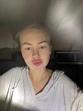 Snapshot of MartaLuna_ chatting on November 8, 2025, 7:34 pm MartaLuna online show from November 8, 2025, 7:34 pm