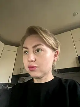 Snapshot of MartaLuna_ chatting on November 9, 2025, 7:39 am MartaLuna online show from November 9, 2025, 7:39 am