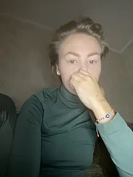 Snapshot of MartaLuna_ chatting on November 10, 2025, 8:02 am MartaLuna online show from November 10, 2025, 8:02 am