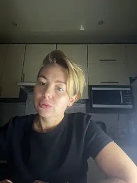 Snapshot of MartaLuna_ chatting on November 13, 2025, 3:33 pm MartaLuna online show from November 13, 2025, 3:33 pm