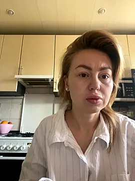 Snapshot of MartaLuna_ chatting on November 15, 2025, 6:44 am MartaLuna online show from November 15, 2025, 6:44 am