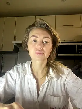 Snapshot of MartaLuna_ chatting on November 16, 2025, 7:36 am MartaLuna online show from November 16, 2025, 7:36 am