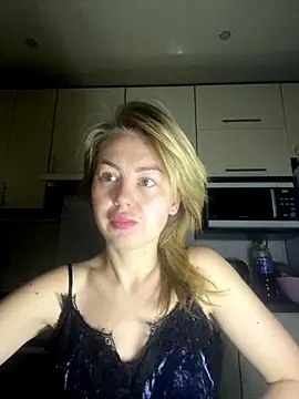 Snapshot of MartaLuna_ chatting on November 17, 2025, 11:54 pm MartaLuna online show from November 17, 2025, 11:54 pm