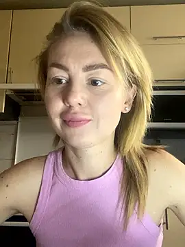 Snapshot of MartaLuna_ chatting on November 18, 2025, 11:58 am MartaLuna online show from November 18, 2025, 11:58 am