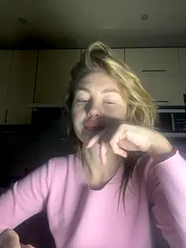 Snapshot of MartaLuna_ chatting on November 19, 2025, 7:03 pm MartaLuna online show from November 19, 2025, 7:03 pm