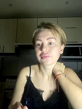 Snapshot of MartaLuna_ chatting on November 21, 2025, 2:10 am MartaLuna online show from November 21, 2025, 2:10 am