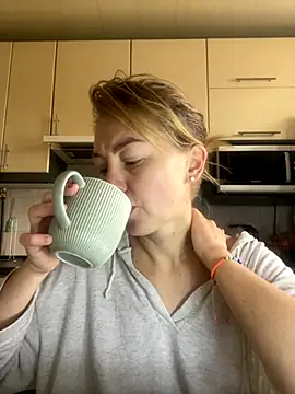 Snapshot of MartaLuna_ chatting on November 22, 2025, 8:24 am MartaLuna online show from November 22, 2025, 8:24 am