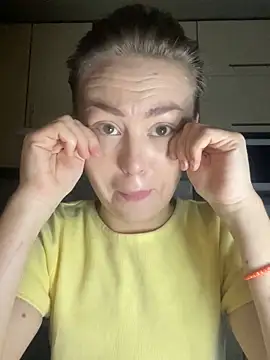 Snapshot of MartaLuna_ chatting on November 23, 2025, 5:24 pm MartaLuna online show from November 23, 2025, 5:24 pm