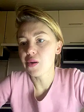 Snapshot of MartaLuna_ chatting on November 29, 2025, 8:39 am MartaLuna online show from November 29, 2025, 8:39 am