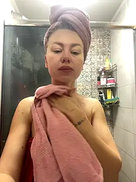 Snapshot of MartaLuna_ chatting on December 2, 2025, 7:03 am MartaLuna online show from December 2, 2025, 7:03 am