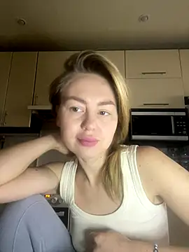 Snapshot of MartaLuna_ chatting on December 3, 2025, 7:27 am MartaLuna online show from December 3, 2025, 7:27 am