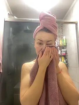 Snapshot of MartaLuna_ chatting on December 4, 2025, 10:35 am MartaLuna online show from December 4, 2025, 10:35 am