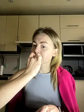 Snapshot of MartaLuna_ chatting on December 5, 2025, 11:08 am MartaLuna online show from December 5, 2025, 11:08 am