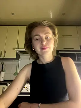 Snapshot of MartaLuna_ chatting on December 13, 2025, 8:04 pm MartaLuna online show from December 13, 2025, 8:04 pm