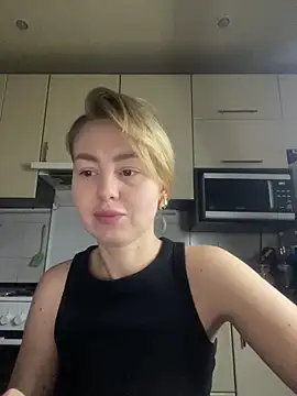 Snapshot of MartaLuna_ chatting on December 14, 2025, 1:27 pm MartaLuna online show from December 14, 2025, 1:27 pm