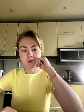 Snapshot of MartaLuna_ chatting on December 15, 2025, 9:35 am MartaLuna online show from December 15, 2025, 9:35 am