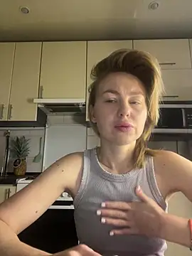 Snapshot of MartaLuna_ chatting on December 18, 2025, 8:42 am MartaLuna online show from December 18, 2025, 8:42 am