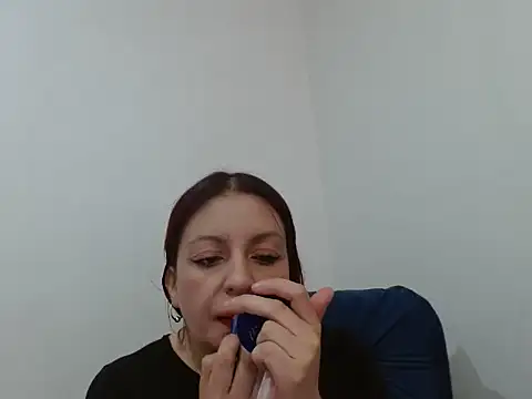 Snapshot of helenn653342 chatting on October 7, 2025, 4:48 pm helenn653342 online show from October 7, 2025, 4:48 pm