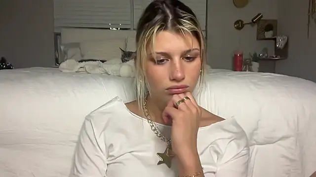 Snapshot of AnnGrayson chatting on November 24, 2025, 10:53 pm AnnGrayson online show from November 24, 2025, 10:53 pm