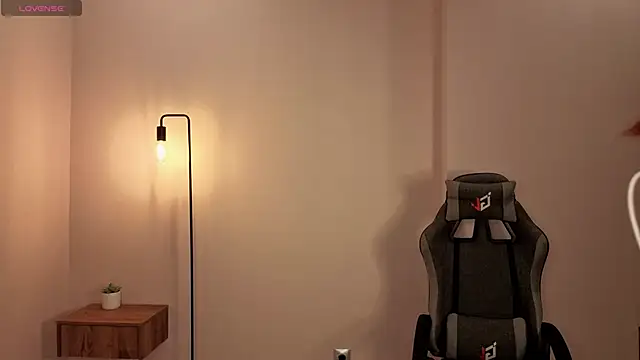 Frences Eyes online show from November 12, 2025, 2:39 pm