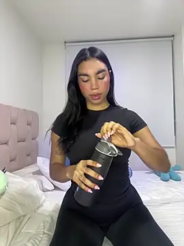 Snapshot of karolaalcendra chatting on March 1, 2026, 12:34 am karolaalcendra online show from March 1, 2026, 12:34 am