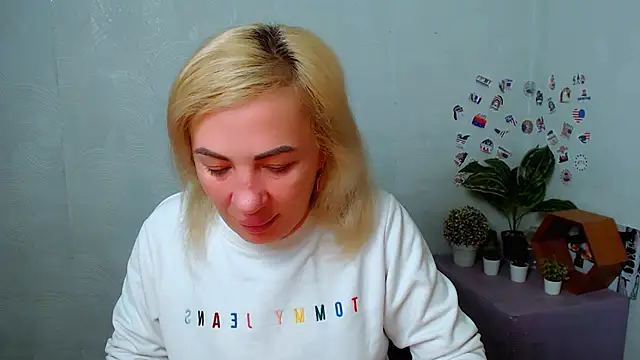 EmmaCat  online show from December 16, 2025, 5:23 am