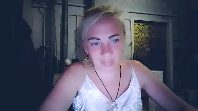 EmmaCat  online show from May 25, 2026, 6:47 pm