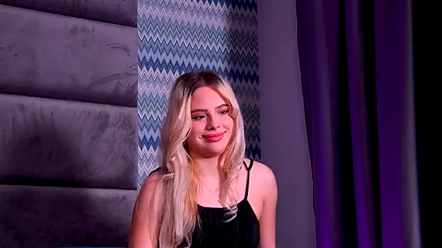 YssabelFox online show from December 18, 2025, 2:45 pm