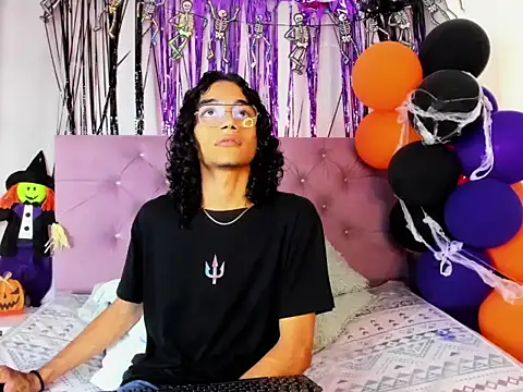 Snapshot of EthanBlackwoodd chatting on November 2, 2025, 7:49 pm EthanBlackwoodd online show from November 2, 2025, 7:49 pm