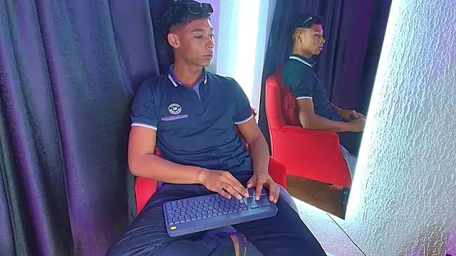 Snapshot of CoffeNaughty_nom chatting on September 18, 2025, 4:25 am CoffeNaughty nom online show from September 18, 2025, 4:25 am